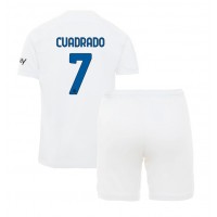 Koszulka piłkarska Inter Milan Juan Cuadrado #7 Strój wyjazdowy dla dzieci 2023-24 tanio Krótki Rękaw (+ Krótkie spodenki)